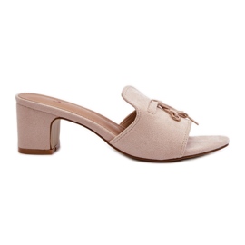 Chanclas de mujer Jemenna beige con tacones altos de ante ecológico