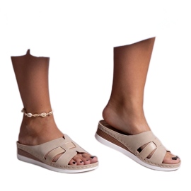 Pantuflas beige ligeras con cuña baja de Mifsuda