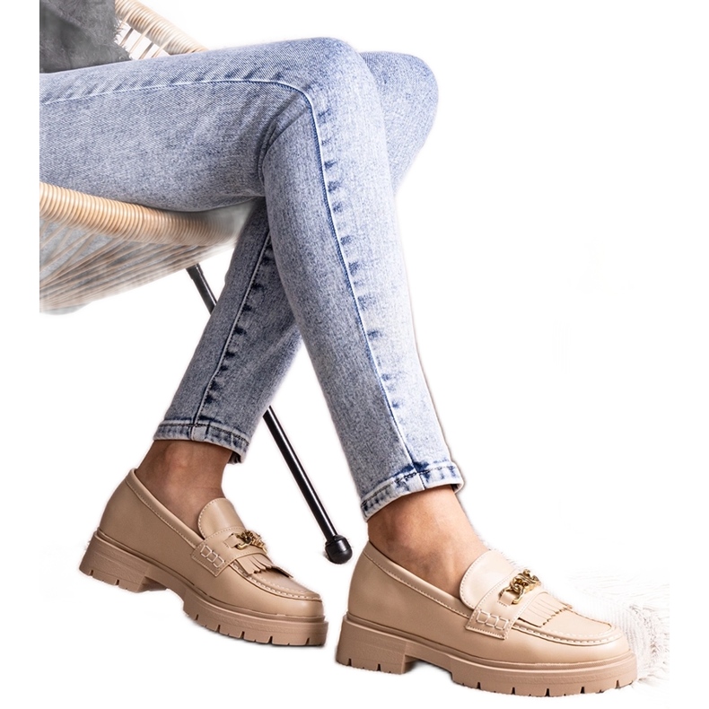 Zapatos beige con hebilla dorada de Anielania