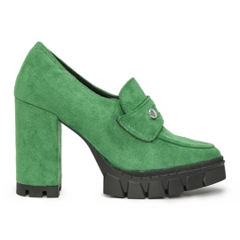 Zapatos de tacón de mujer verdes.