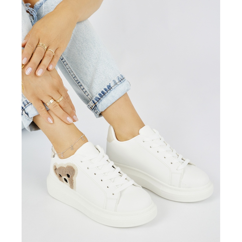 Deportivas blancas de mujer con osito. blanco