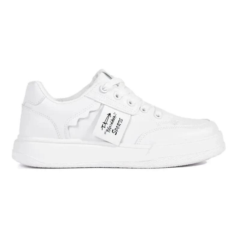 Zapatillas blancas en la plataforma. blanco