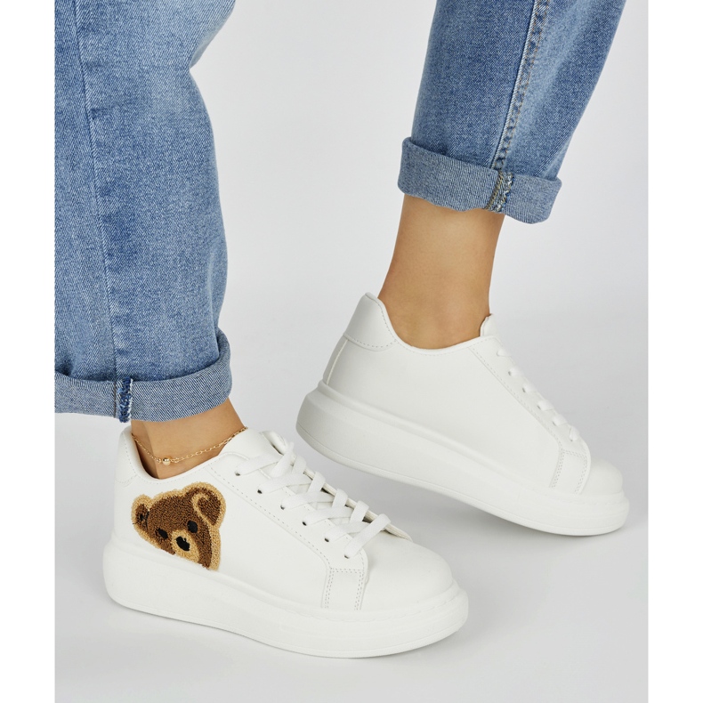 Deportivas blancas de mujer con osito. blanco Deportivas blancas de mujer con osito. blanco
