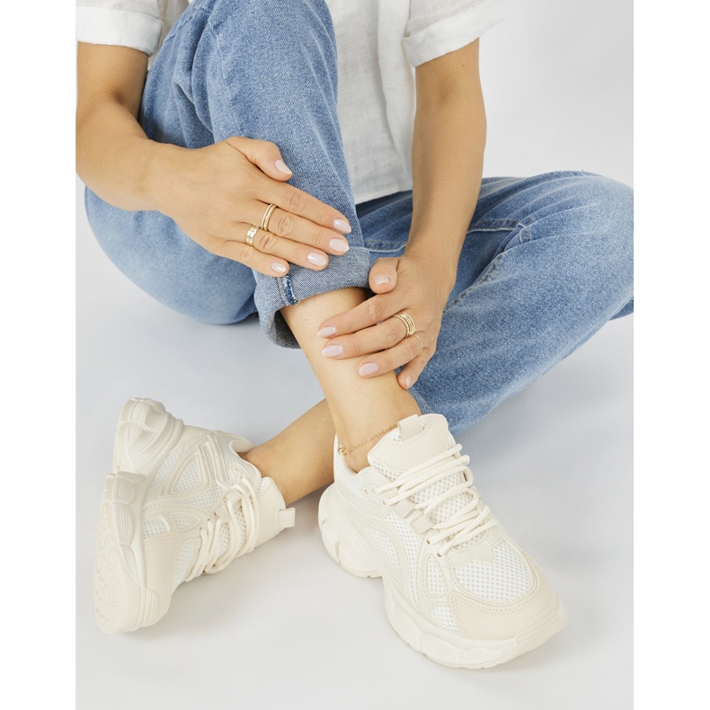 Zapatillas beige con suela gruesa.