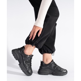 Zapatillas negras con suela gruesa negro