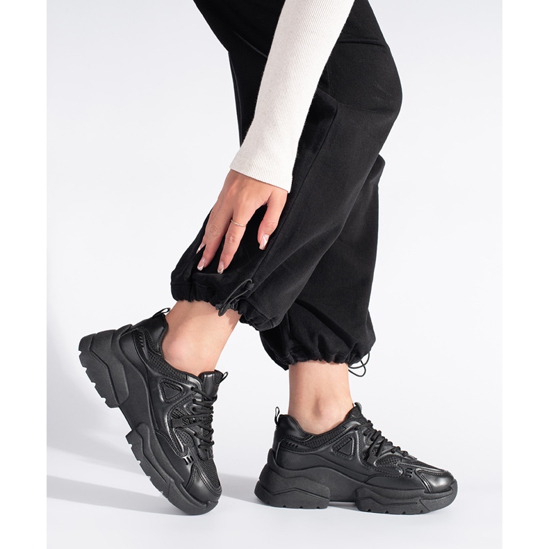 Zapatillas negras con suela gruesa negro