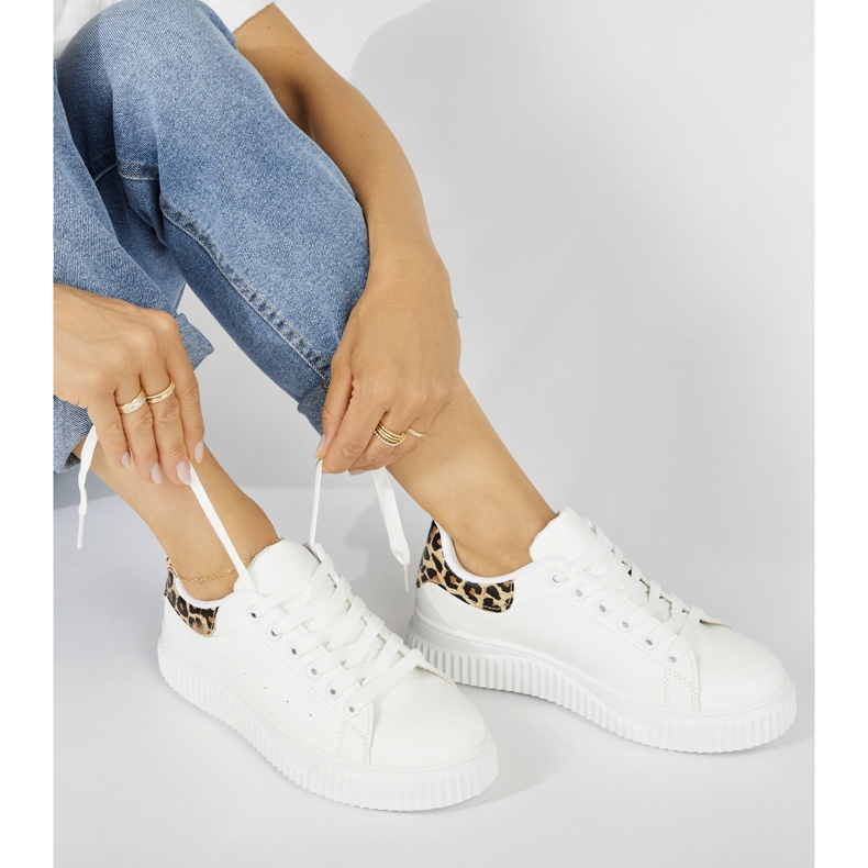 Zapatillas de mujer blancas con elemento de estampado de leopardo. blanco