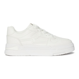 Zapatillas blancas de mujer en la plataforma. blanco