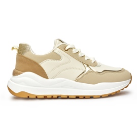Deportivas de mujer beige con suela gruesa.