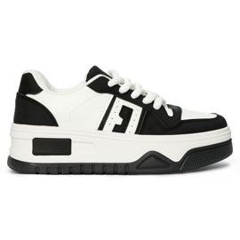 Zapatillas con plataforma en blanco y negro. Zapatillas con plataforma en blanco y negro.
