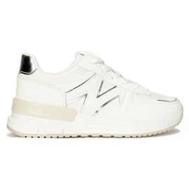 Zapatillas blancas cómodas de mujer. blanco