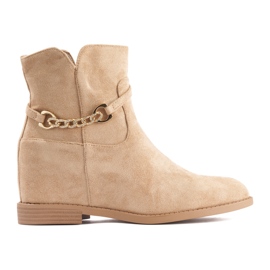 Botas de mujer beige con cadena.