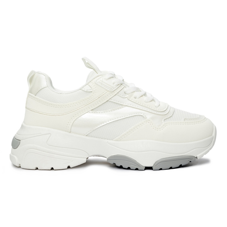 Zapatillas deportivas blancas con suela gruesa. blanco