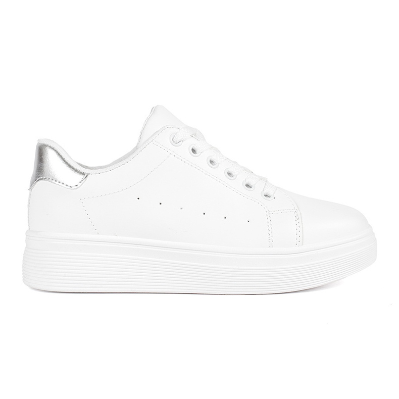 Zapatillas blancas en la plataforma. blanco