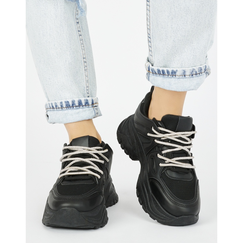 Zapatillas negras de mujer. negro