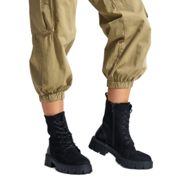 Botas obreras negras con cordones para mujer. negro