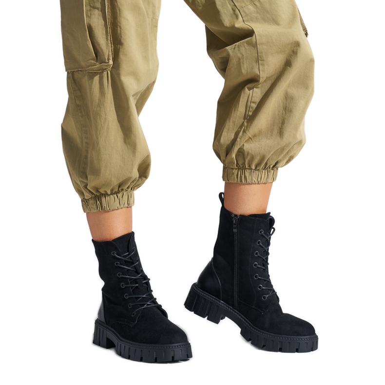 Botas obreras negras con cordones para mujer. negro