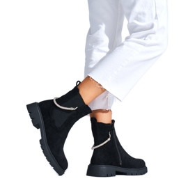 Botines de mujer negros con cadena decorativa.