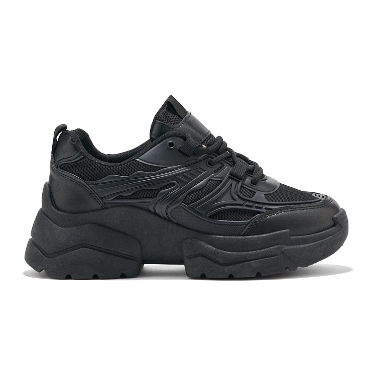 Zapatillas negras con suela gruesa. negro