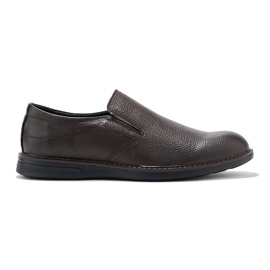 Zapatos marrones para hombre. marrón