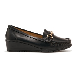 Mocasines de mujer negros con cuña y decoración dorada.