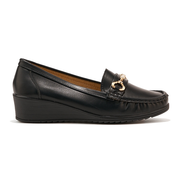 Mocasines de mujer negros con cuña y decoración dorada.