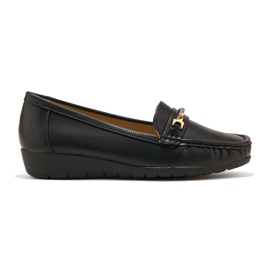Mocasines de mujer negros con decoración.