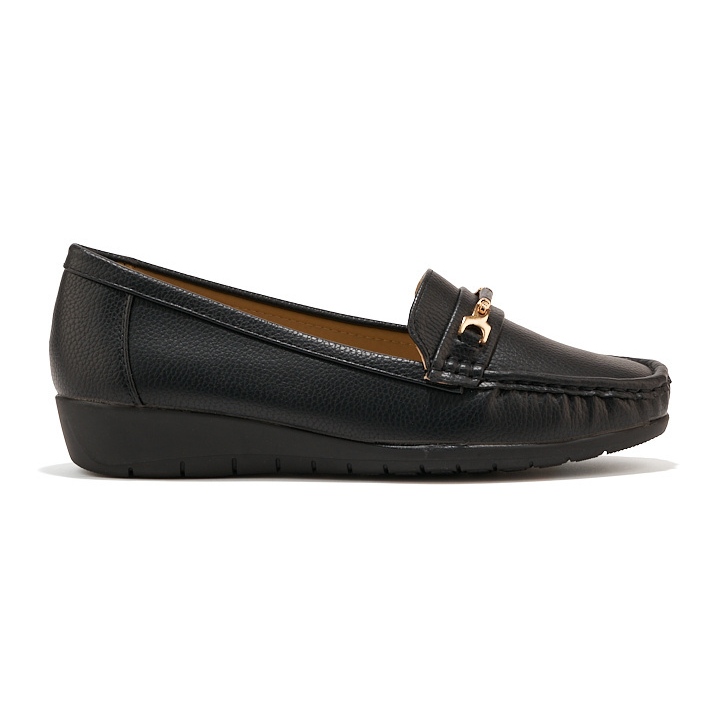 Mocasines de mujer negros con decoración.
