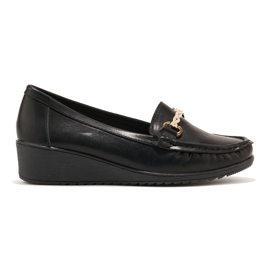 Mocasines de mujer negros con cuña y decoración dorada.