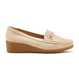 Mocasín cuña mujer beige con adorno dorado Mocasín cuña mujer beige con adorno dorado