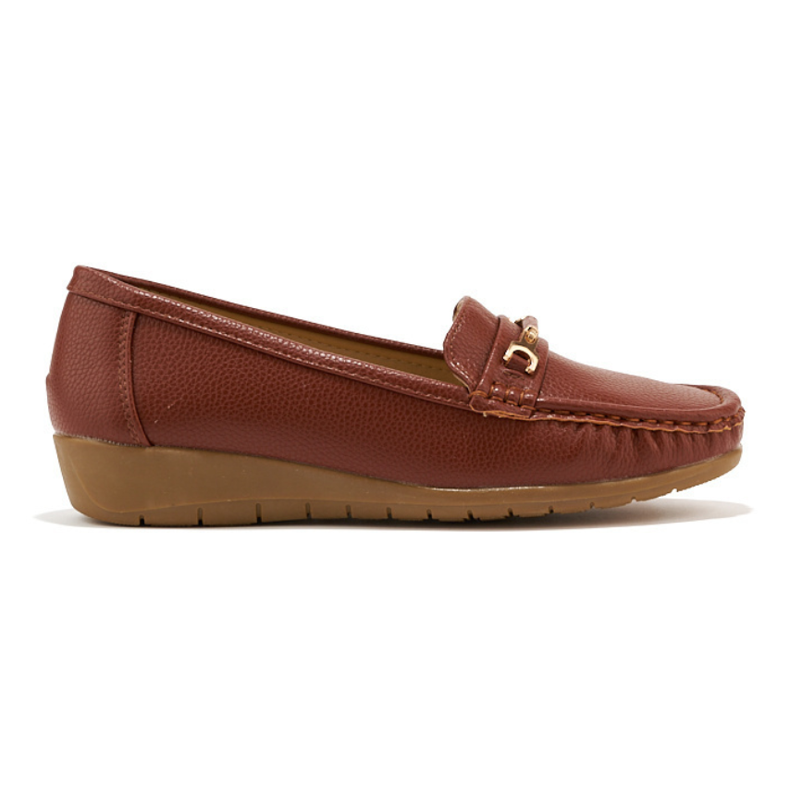 Mocasines de mujer marrones con decoración. marrón