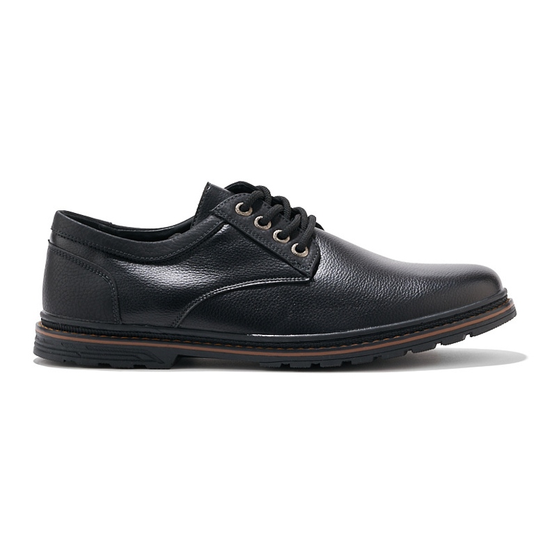 Zapatos negros con cordones para hombre.