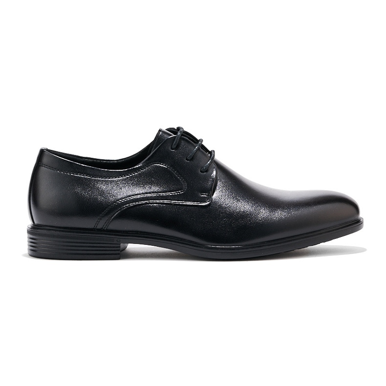 Zapatos negros con cordones para hombre.