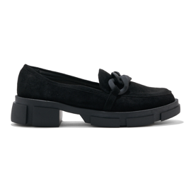 Mocasines de mujer negros con cadena decorativa.