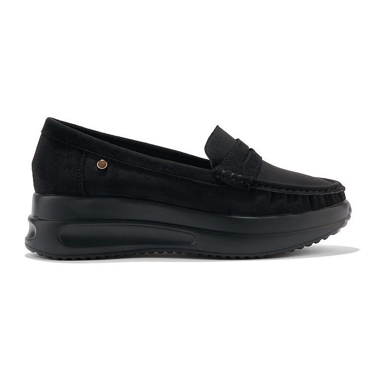 Mocasines de ante negro sobre plataforma gruesa.