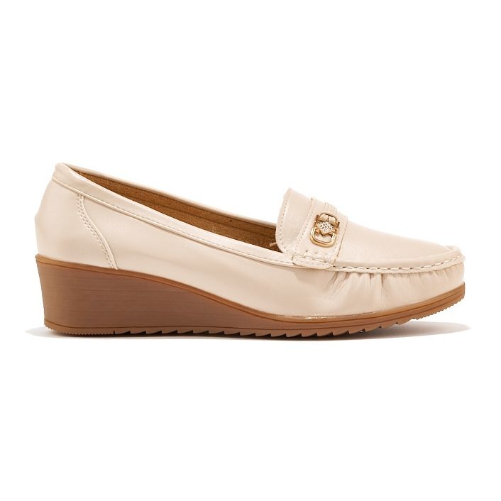Mocasines de mujer beige con hebilla.