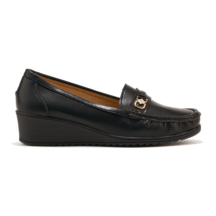 Mocasines de mujer negros con hebilla.
