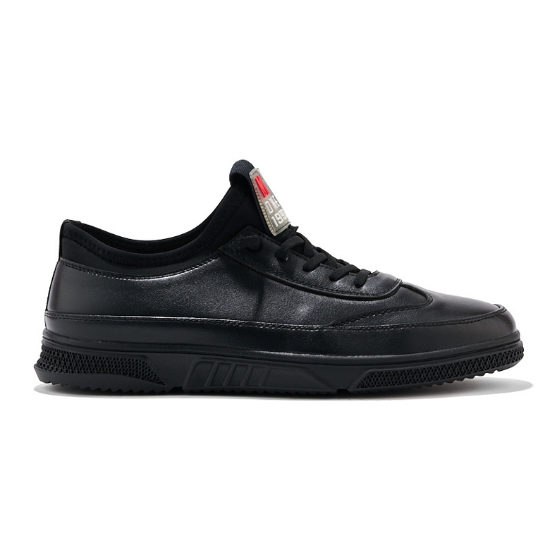 Zapatos deportivos con cordones de hombre negros.