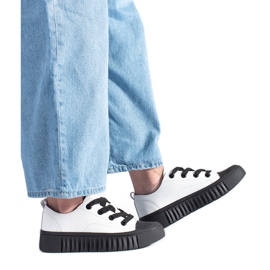 Zapatillas bajas blancas y negras confeccionadas en piel natural. blanco
