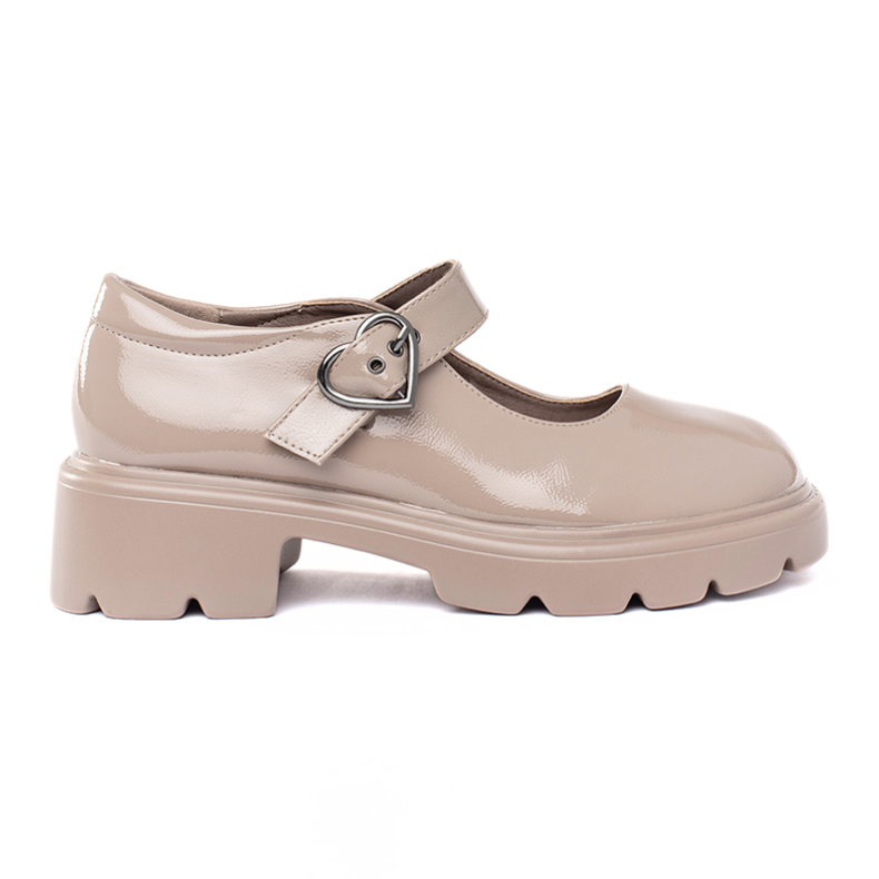 Mocasines beige charol suela gruesa
