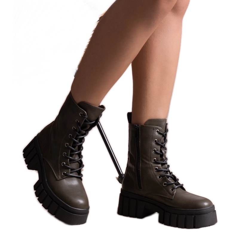 Botas de montaña verdes confeccionadas en ecopiel Kalinara. Botas de montaña verdes confeccionadas en ecopiel Kalinara.