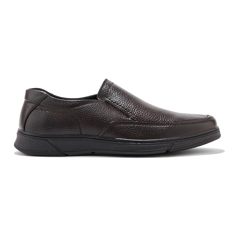Mocasines de hombre marrones fabricados en piel ecológica. marrón