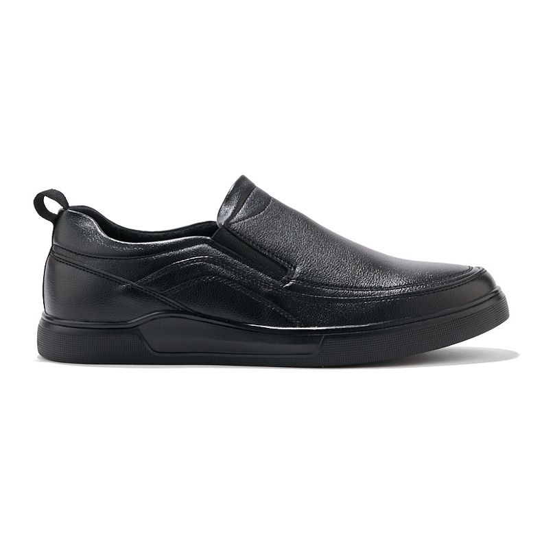Mocasines de hombre negros fabricados en piel ecológica.