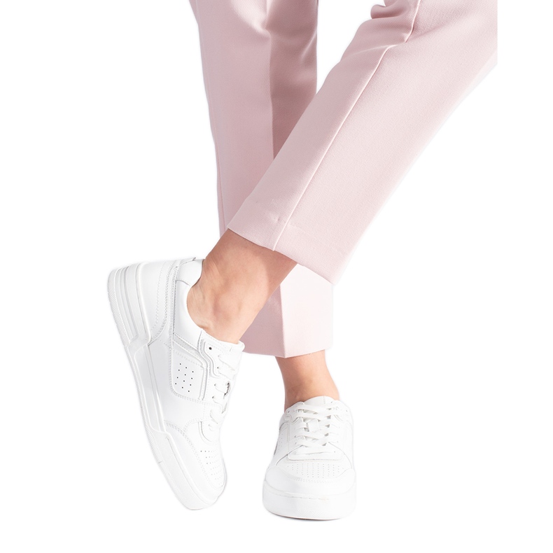 Zapatillas blancas en la plataforma. blanco Zapatillas blancas en la plataforma. blanco