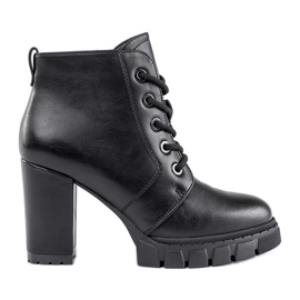Botas negras de mujer con tacón alto. negro