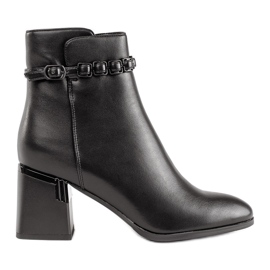 Botines negros elegantes de mujer.