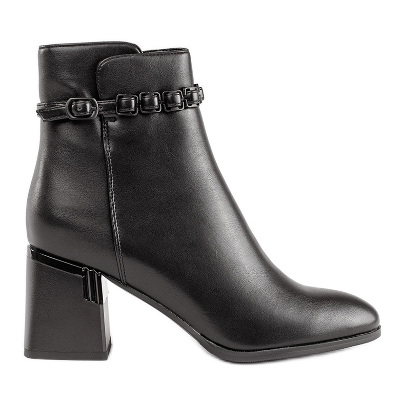 Botines negros elegantes de mujer.