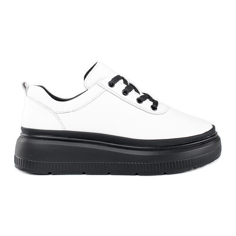 Zapatos blancos de cuero sobre una plataforma negra.