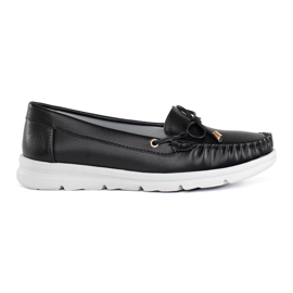 Mocasines negros en la plataforma