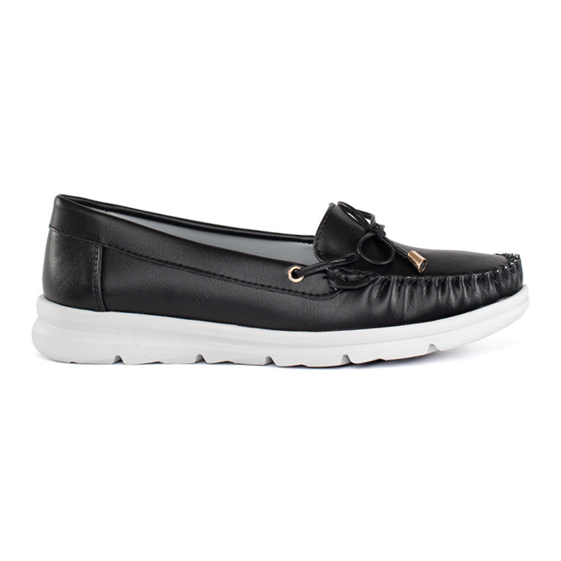 Mocasines negros en la plataforma